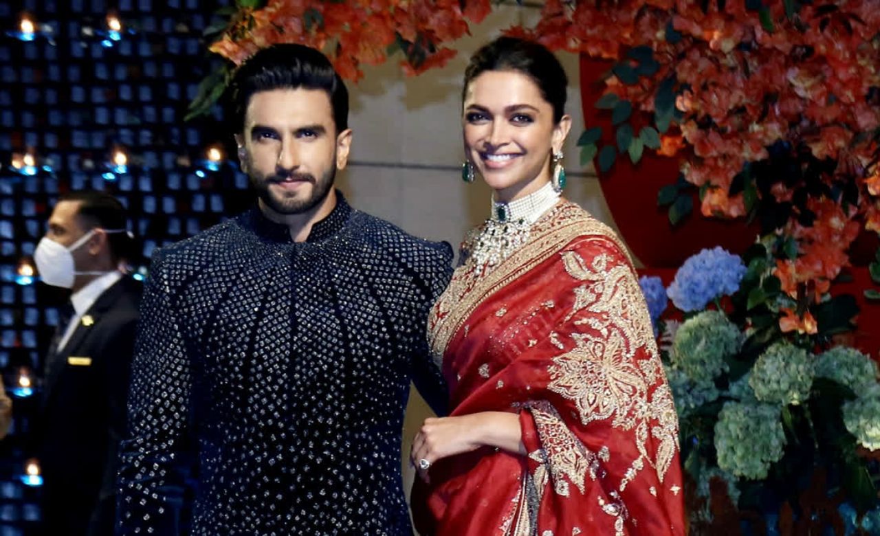 दूसरी प्रेग्नेंसी की खबर ने इस कपल की खुशियों को और बढ़ा दिया है। फैंस बेसब्री से नए मेहमान के आने का इंतजार कर रहे हैं। दीपिका और रणवीर अपनी निजी जिंदगी को हमेशा सादगी और प्यार के साथ जीते नजर आते हैं। (Img- Internet)