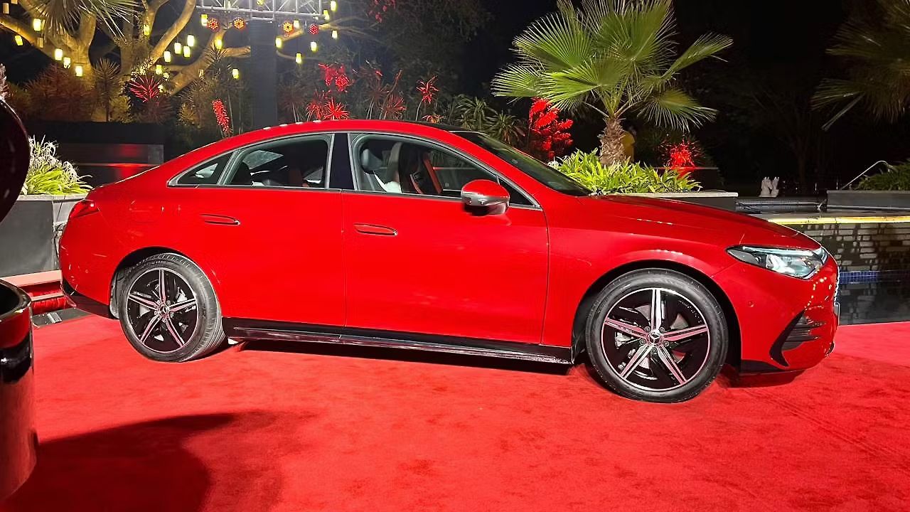 कार में मसाज सीटें, पैनोरमिक सनरूफ, 3D साउंड सिस्टम और एम्बिएंट लाइटिंग जैसे प्रीमियम फीचर्स दिए गए हैं। सुरक्षा के लिए इसमें 6 एयरबैग, 360-डिग्री कैमरा और लेवल 2+ ADAS टेक्नोलॉजी दी गई है। (Img- Internet)