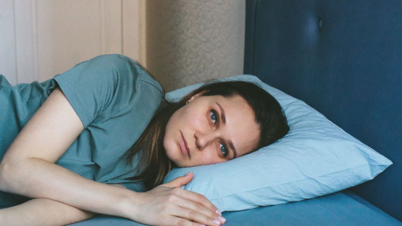 नींद की कमी या खराब नींद भी इस समस्या को बढ़ा सकती है। केवल नींद की अवधि ही नहीं, बल्कि उसकी गुणवत्ता भी महत्वपूर्ण होती है। रात में बार-बार जागना, देर तक मोबाइल चलाना या पूरी नींद न लेना, ये सभी कारण सुबह सिरदर्द का कारण बन सकते हैं। (Img- Internet)