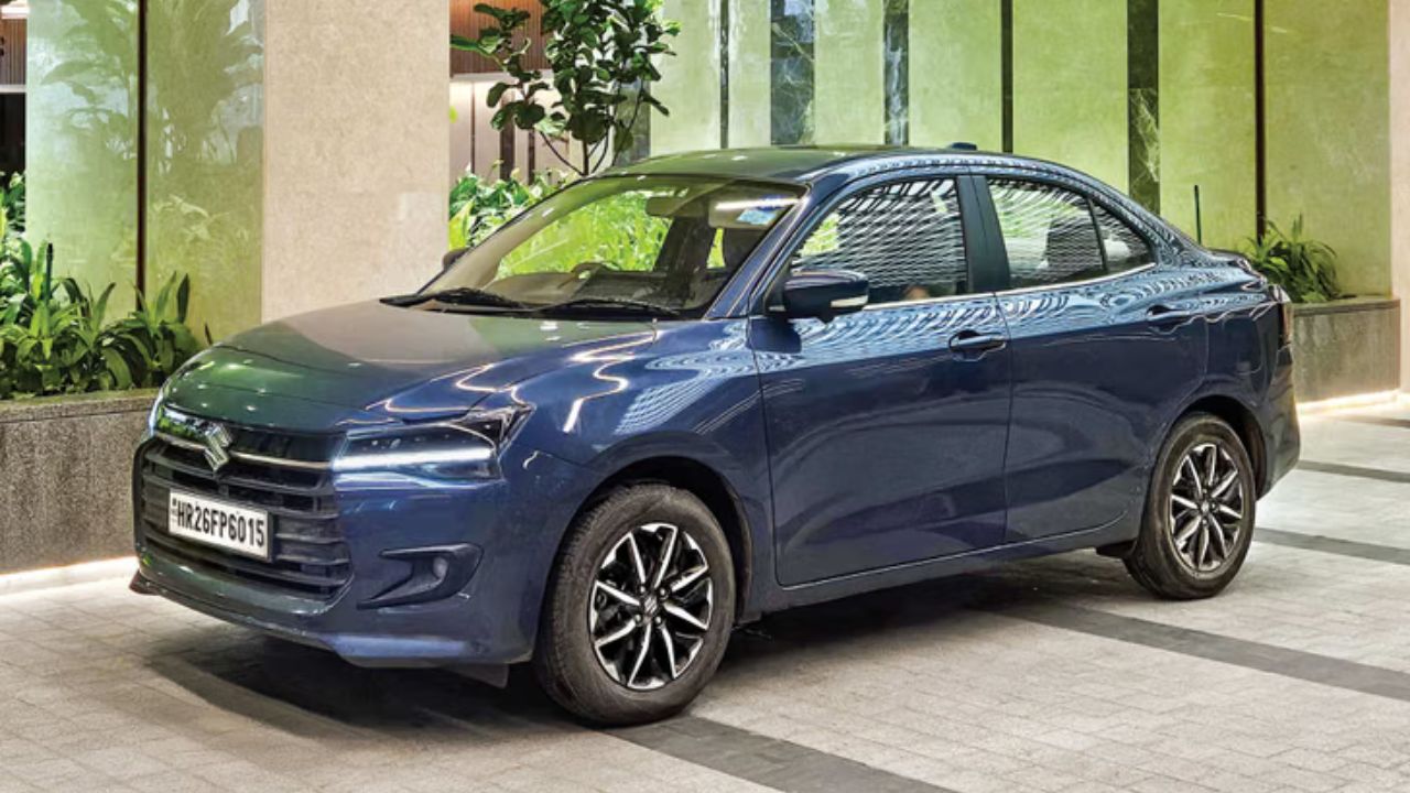 इसमें 9-इंच टचस्क्रीन इंफोटेनमेंट सिस्टम, Android Auto और Apple CarPlay शामिल हैं। इसके अलावा वायरलेस फोन चार्जर, ऑटोमैटिक क्लाइमेट कंट्रोल, रियर AC वेंट्स और स्मार्ट की जैसी सुविधाएं मिलती हैं। Maruti Dzire बजट में लग्जरी अनुभव देने के लिए बेहतरीन विकल्प है। (Img- Internet)