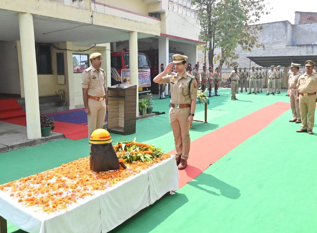 Maharajganj: शहीद अग्निशमन कर्मियों को कप्तान ने किया सलाम