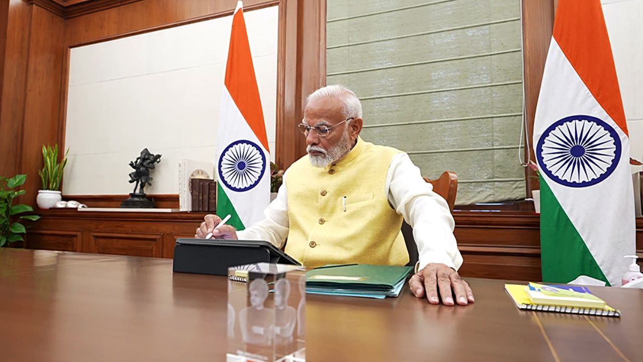 सरकार ने यह भी स्पष्ट किया है कि घरेलू एलपीजी की कुल आपूर्ति स्थिर बनी हुई है और देश के किसी भी हिस्से से कमी की सूचना नहीं मिली है। डिजिटल व्यवस्था को मजबूत करते हुए करीब 98 प्रतिशत मांग ऑनलाइन बुकिंग के जरिए पूरी की जा रही है, जबकि 93 प्रतिशत लेनदेन में पारदर्शिता बनाए रखने के लिए सत्यापन प्रणाली लागू की गई है। (Img- Internet)