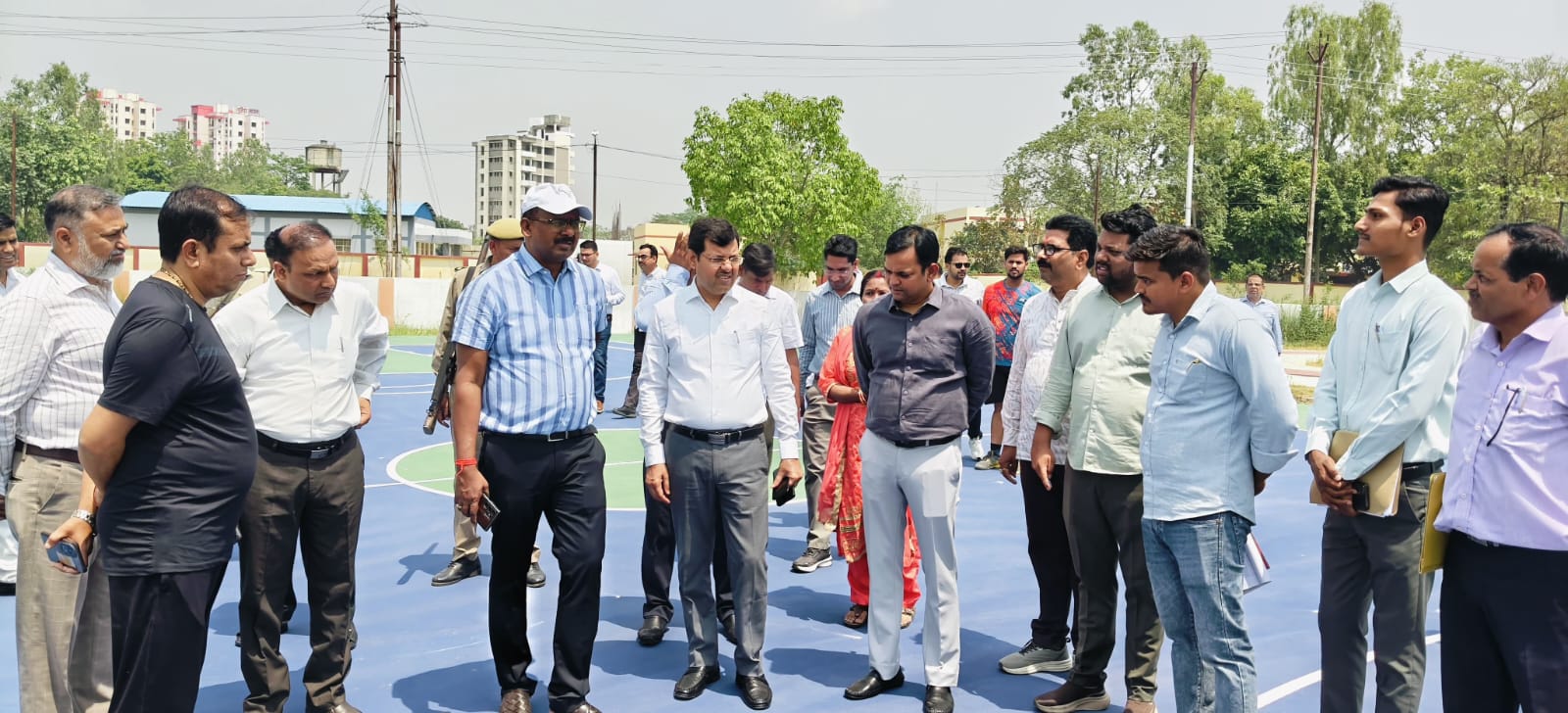 महराजगंज: स्टेडियम में खामियां मिलने पर भड़के डीएम, जिम्मेदारों को दी चेतावनी