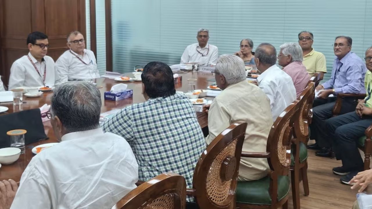 8th Pay Commission: आयोग की बैठक में केंद्रीय कर्मचारियों की सैलरी बढ़ोतरी पर मंथन