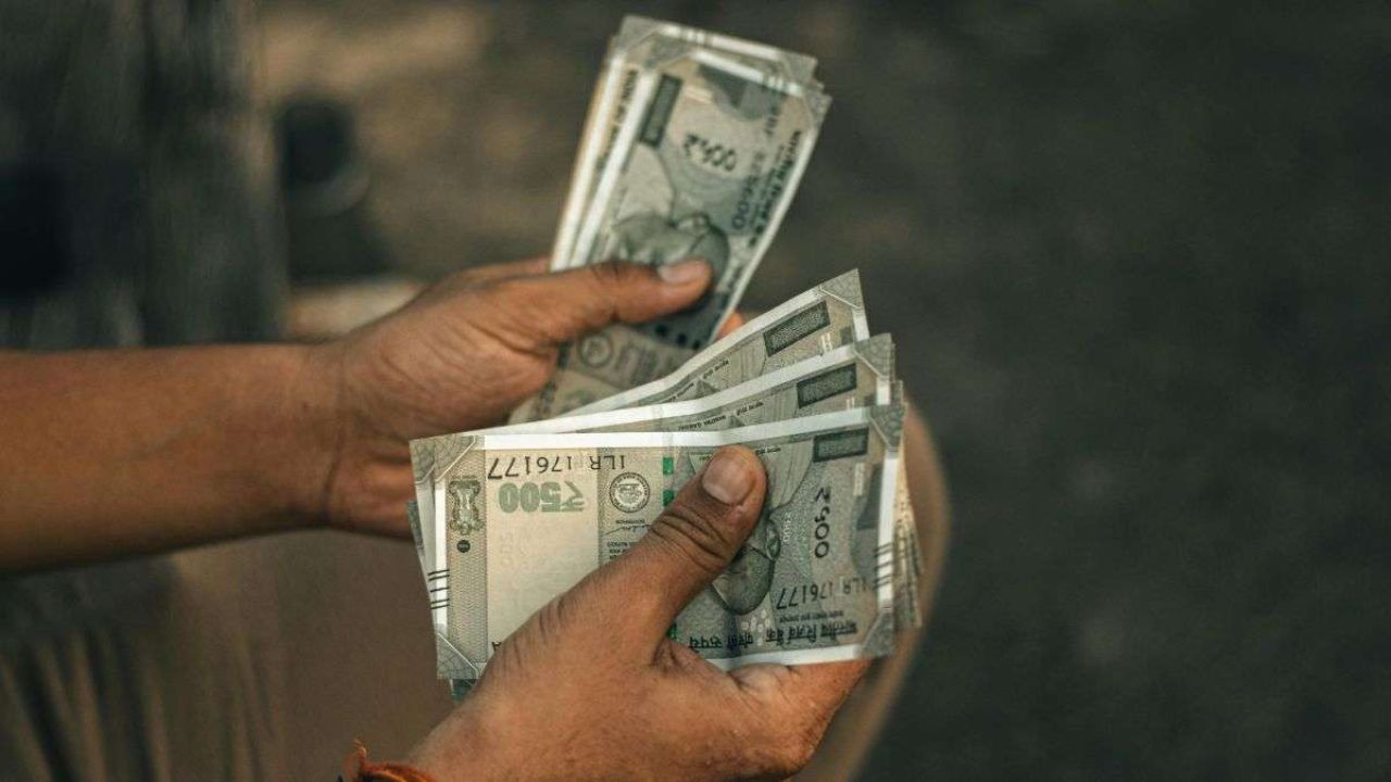 8th Pay Commission: कर्मचारियों के लिए बड़ी खबर, क्या जल्द बढ़ेगी सैलरी? जानिए पूरा अपडेट