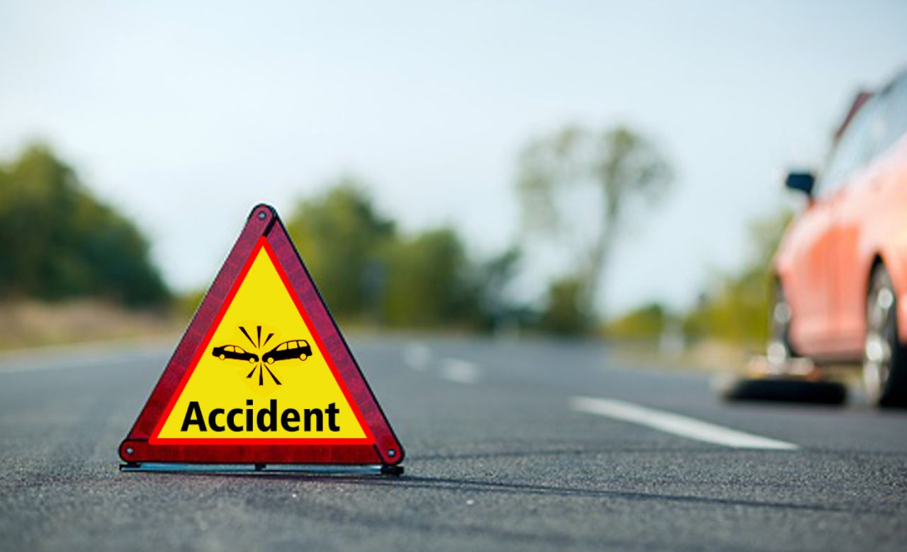 Chandauli Accident: पहले बाइक सवार को रौंदा, फिर दुकानों में जा घुसी; पढे़ं पूरी खबर