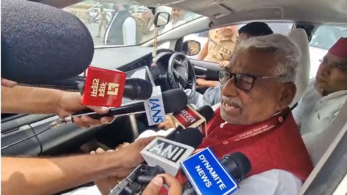 अखिलेश यादव के निर्देश पर नोएडा पहुंचा सपा प्रतिनिधिमंडल, पीड़ित श्रमिकों से मुलाकात; जानिये पूरा अपडेट