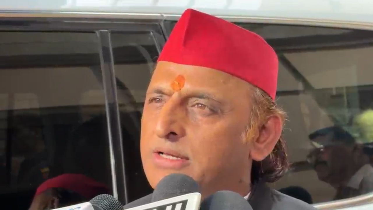 गाजीपुर पीड़ित परिवार से मिला सपा प्रतिनिधिमंडल, अखिलेश बोले- मदद दी, अब न्याय मिलना बाकी