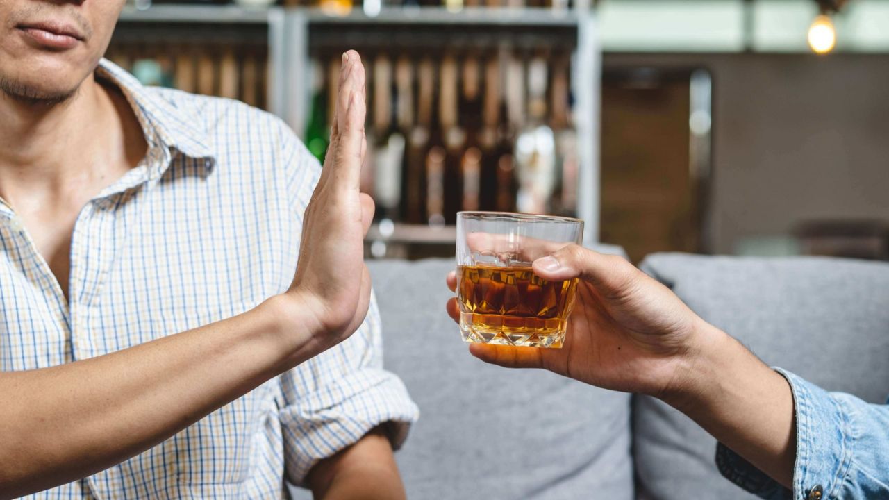 शराब छोड़कर सुधरते युवक से दोस्त से हुए खफा, अंधविश्वास के नाम पर उठाया चौंकाने वाला कदम