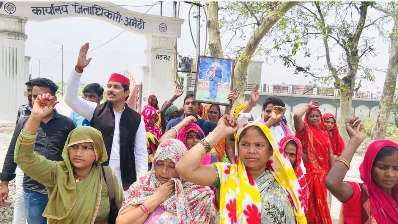 अमेठी नरहरपुर कांड: सपा नेता जयसिंह प्रताप यादव के नेतृत्व में कलेक्ट्रेट पहुंची महिलाएं, कहा- हमें इंसाफ चाहिए
