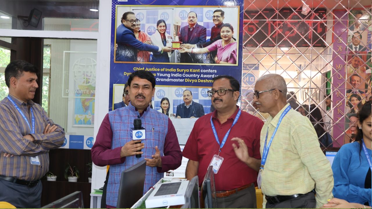 धौराहरा सांसद आनंद भदौरिया पहुंचे डाइनामाइट न्यूज़ मुख्यालय, कहा मीडिया की भीड़ में डाइनामाइट न्यूज़ ने बनाया मुकाम