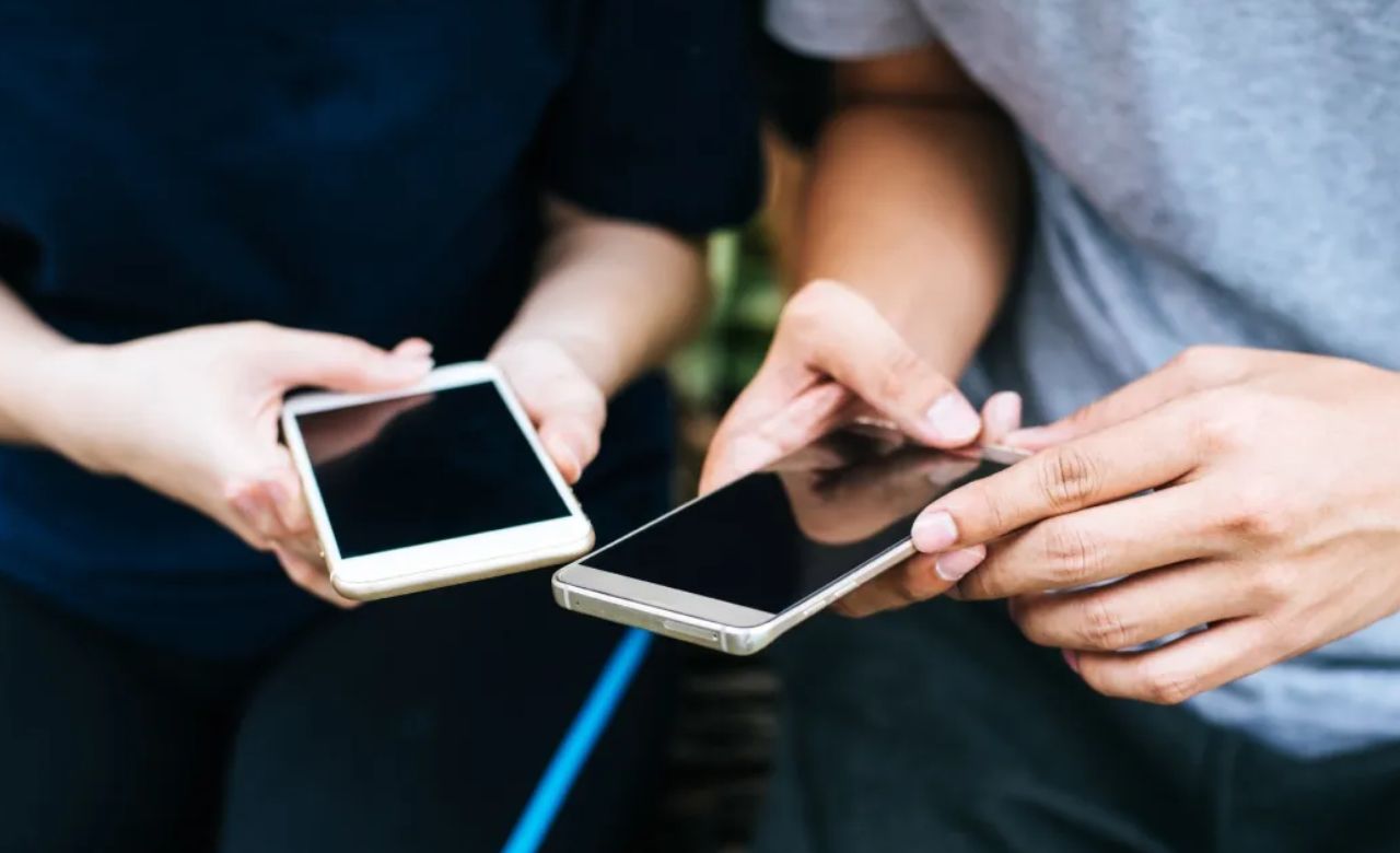 Android में आएगा iPhone जैसा Tap to Share फीचर, फाइल शेयरिंग होगी पहले से कहीं आसान