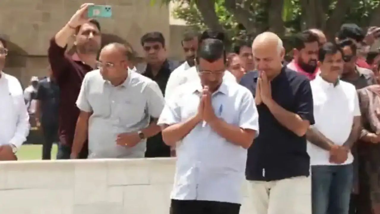 New Delhi: राजघाट पहुंचे केजरीवाल… बापू को श्रद्धांजलि देकर ‘सत्याग्रह’ का दिया संकेत
