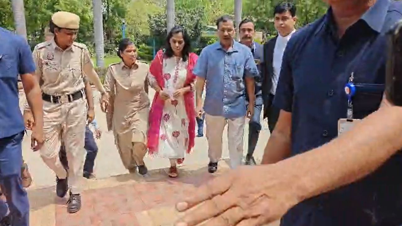 दलील पेश करने हाईकोर्ट पहुंचे पूर्व सीएम केजरीवाल