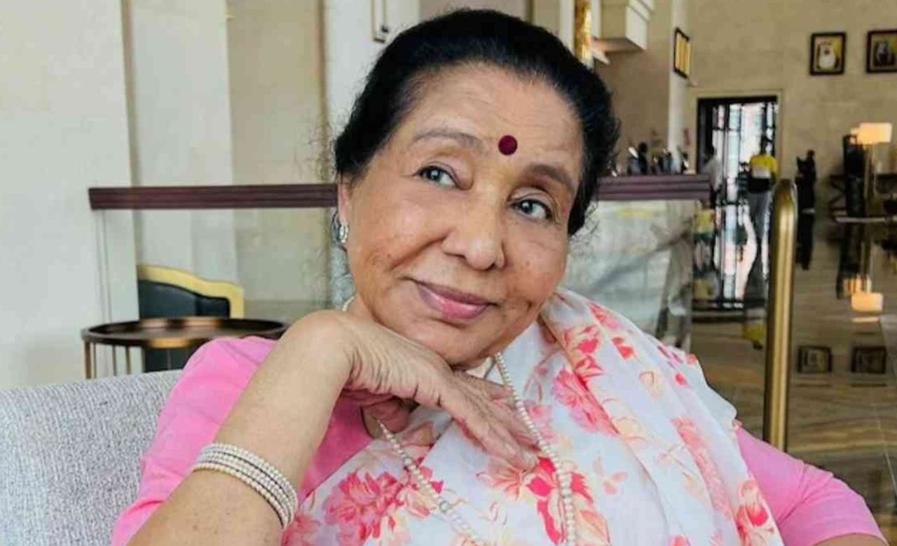 ‘मुझे नौलखा मंगा दे रे’- मस्ती और ठुमकों का तड़का फिल्म शराबी का यह गाना अपनी अलग ही पहचान रखता है और आज भी उतना ही पॉपुलर है। 