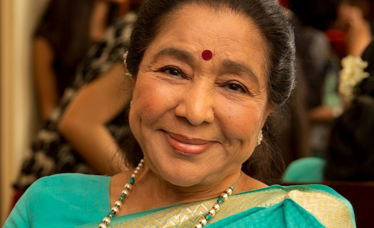 ‘दम मारो दम’- बगावती दौर का एंथम फिल्म हरे रामा हरे कृष्णा का यह गाना जीनत अमान पर फिल्माया गया था और उस दौर में यह यूथ का एंथम बन गया था।