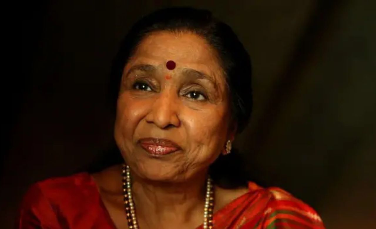 ‘पिया तू अब तो आजा’- बोल्ड और एनर्जेटिक अंदाज फिल्म कारवां का यह गाना आज भी पार्टी प्लेलिस्ट का हिस्सा है। ‘पिया तू अब तो आजा’ में आशा जी की आवाज का अलग ही अंदाज सुनने को मिलता है।