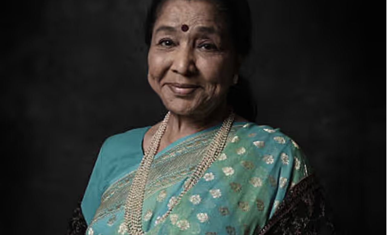 ‘इन आंखों की मस्ती’- अदाओं और आवाज का जादू फिल्म उमराव जान का गाना ‘इन आंखों की मस्ती’ आज भी क्लासिक माना जाता है। इस गाने में रेखा पर फिल्माए गए एक्सप्रेशन और आशा भोसले की आवाज ने इसे अमर बना दिया।