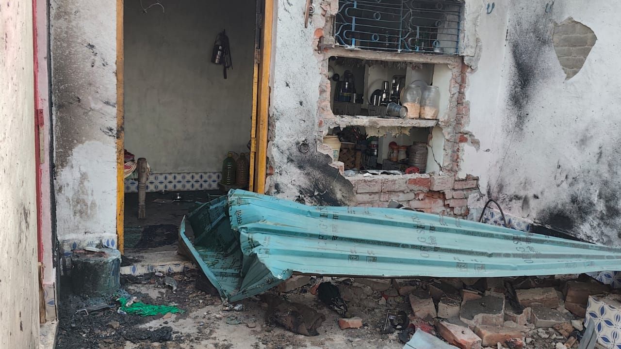 औरैया के एक घर में भीषण धमाका, मची अफरातफरी   