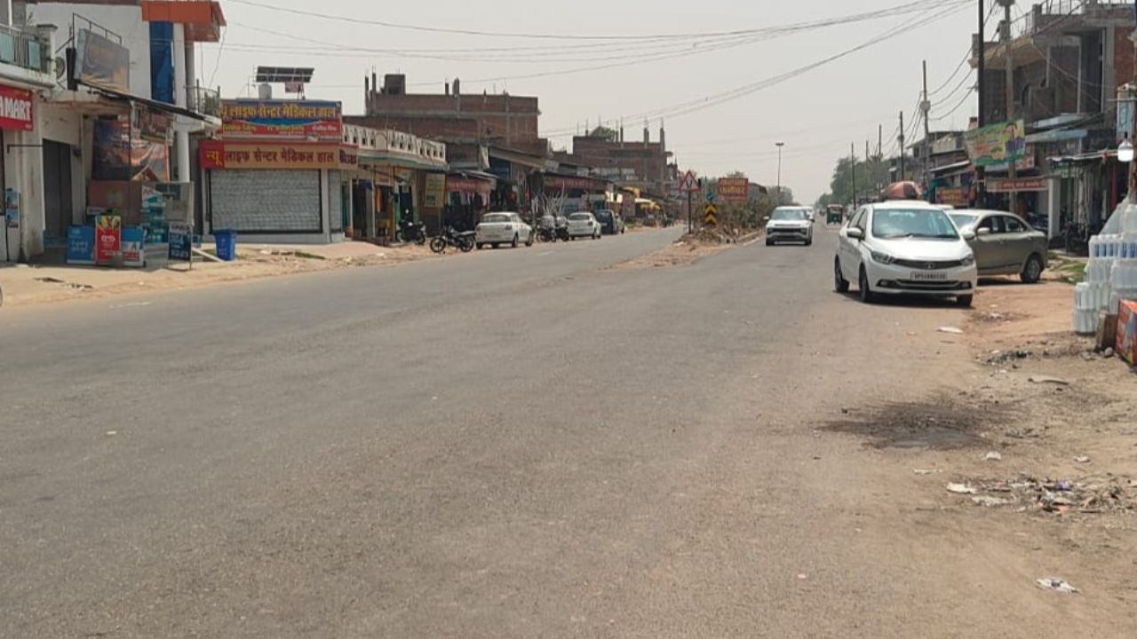 Azamgarh: तिलक समारोह में जा रहे परिवार पर हमला, बोलेरो रोककर रॉड और हॉकी से पीटा