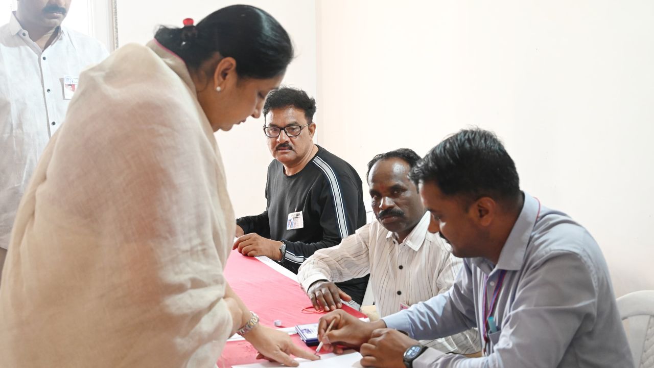 By-Election: महाराष्ट्र और गुजरात में उपचुनाव से बढ़ी राजनीतिक सरगर्मी, बारामती सीट बनी हाई-प्रोफाइल मुकाबला