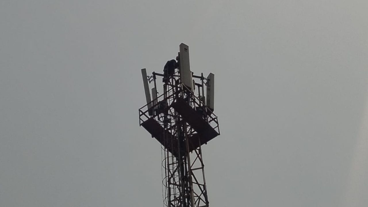 Badaun: पिता-भाइयों को बेकसूर बताकर मोबाइल टावर पर चढ़ी महिला, दोबारा ट्रायल की मांग