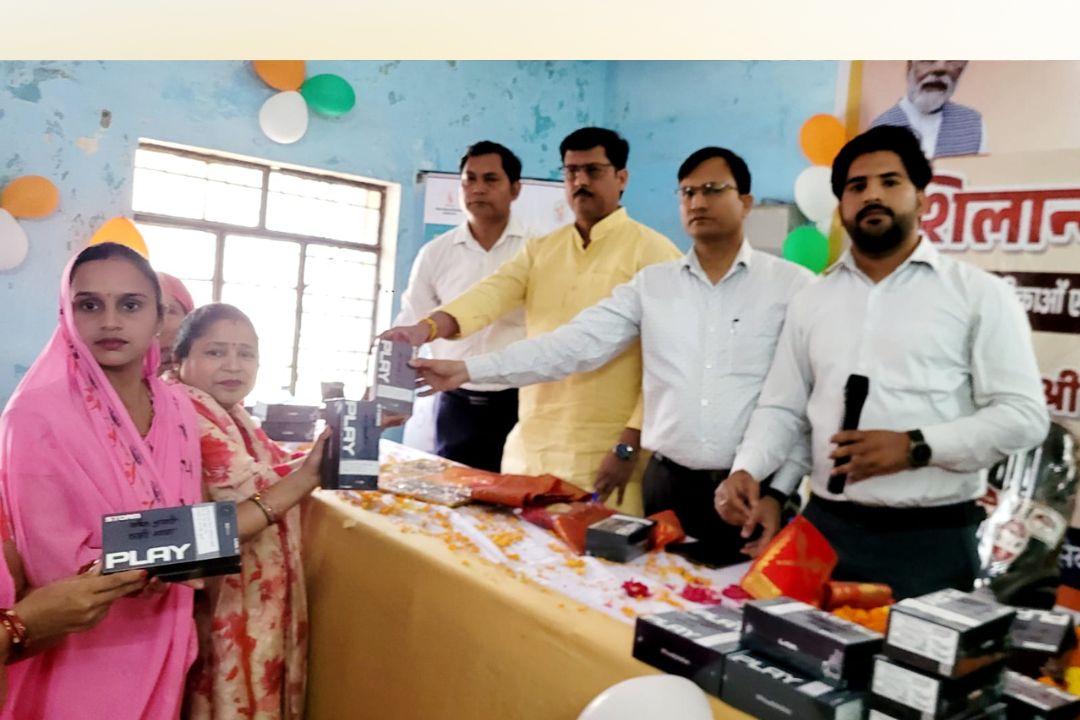 Badaun News: आंगनवाड़ी कार्यकत्रियों को मिले स्मार्टफोन, विभागीय कार्यों में आएगी तेजी