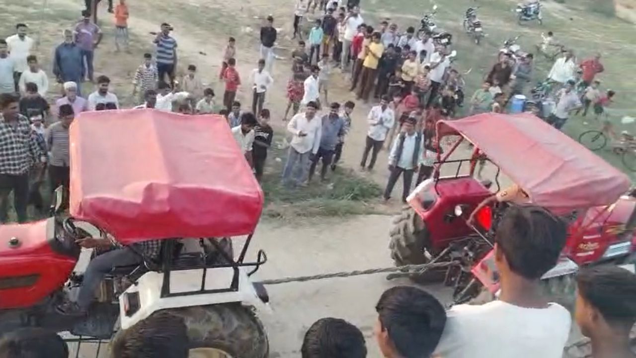 बदायूं में ट्रैफिक नियमों की धज्जियां उड़ा ट्रैक्टर चालकों ने की रेस