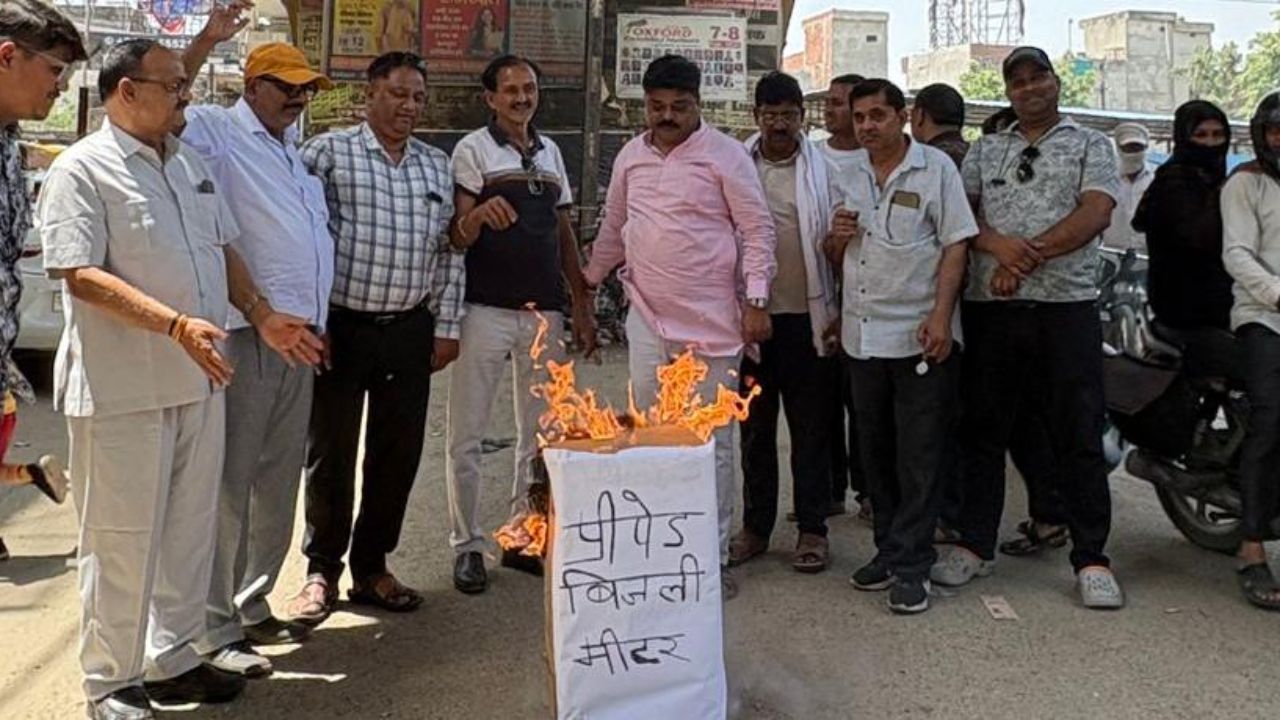 बदायूं में स्मार्ट मीटर के विरोध में व्यापारियों का गुस्सा फूटा