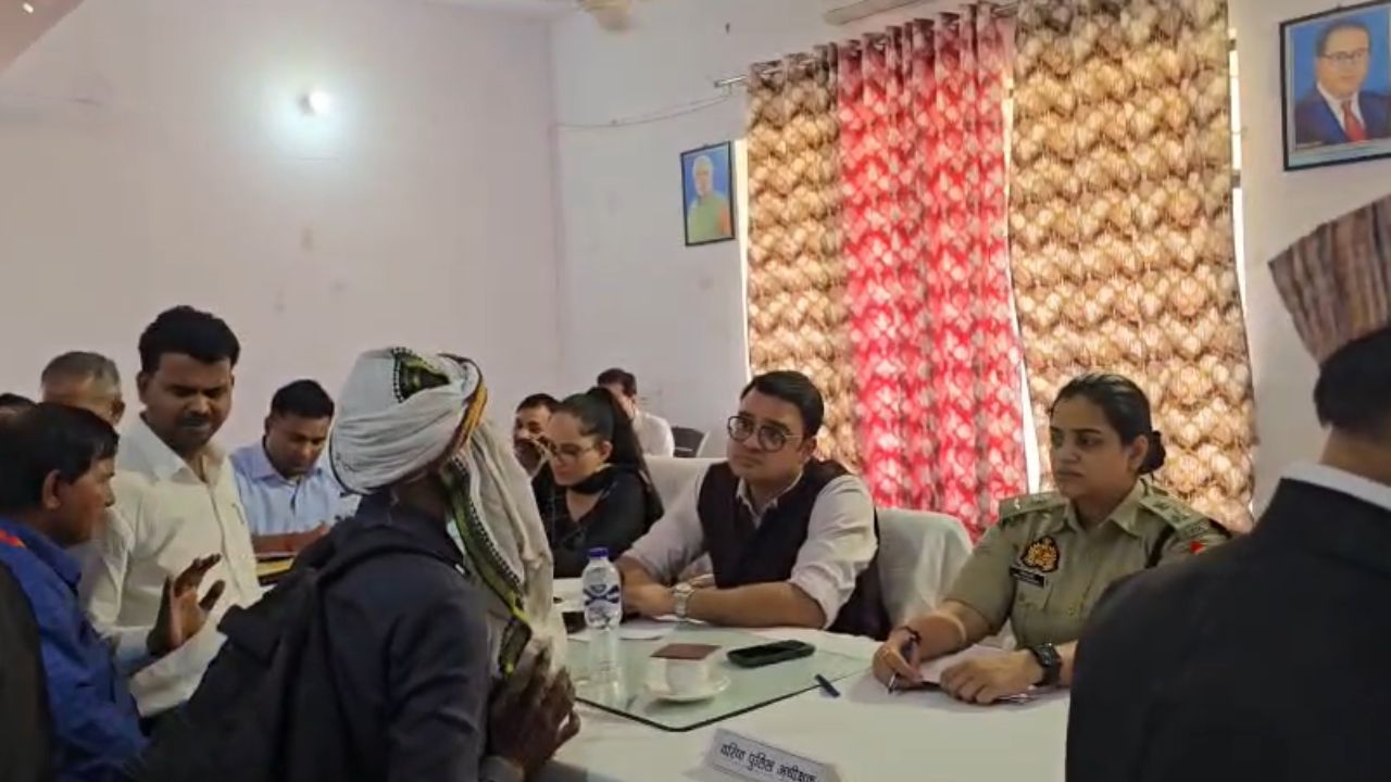 भाई की अस्थियां लेकर युवक पहुंचा बदायूं डीएम और एसएसपी के पास, जब अफसरों ने पूछा कारण तो दर्द सुनकर आ गए आंसू