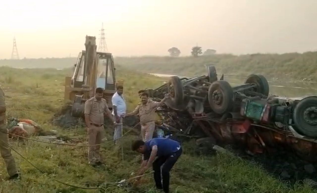 Ballia Accident: तेज रफ्तार ट्रक रेलिंग तोड़कर गिरा, खलासी की मौत