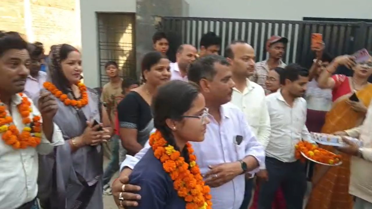 DN Exclusive: यूपी बोर्ड की टॉपर अंशिका वर्मा का डाइनामाइट न्यूज पर एक्सक्लूसिव इंटरव्यू, पिता बोले नहीं थी ये उम्मीद