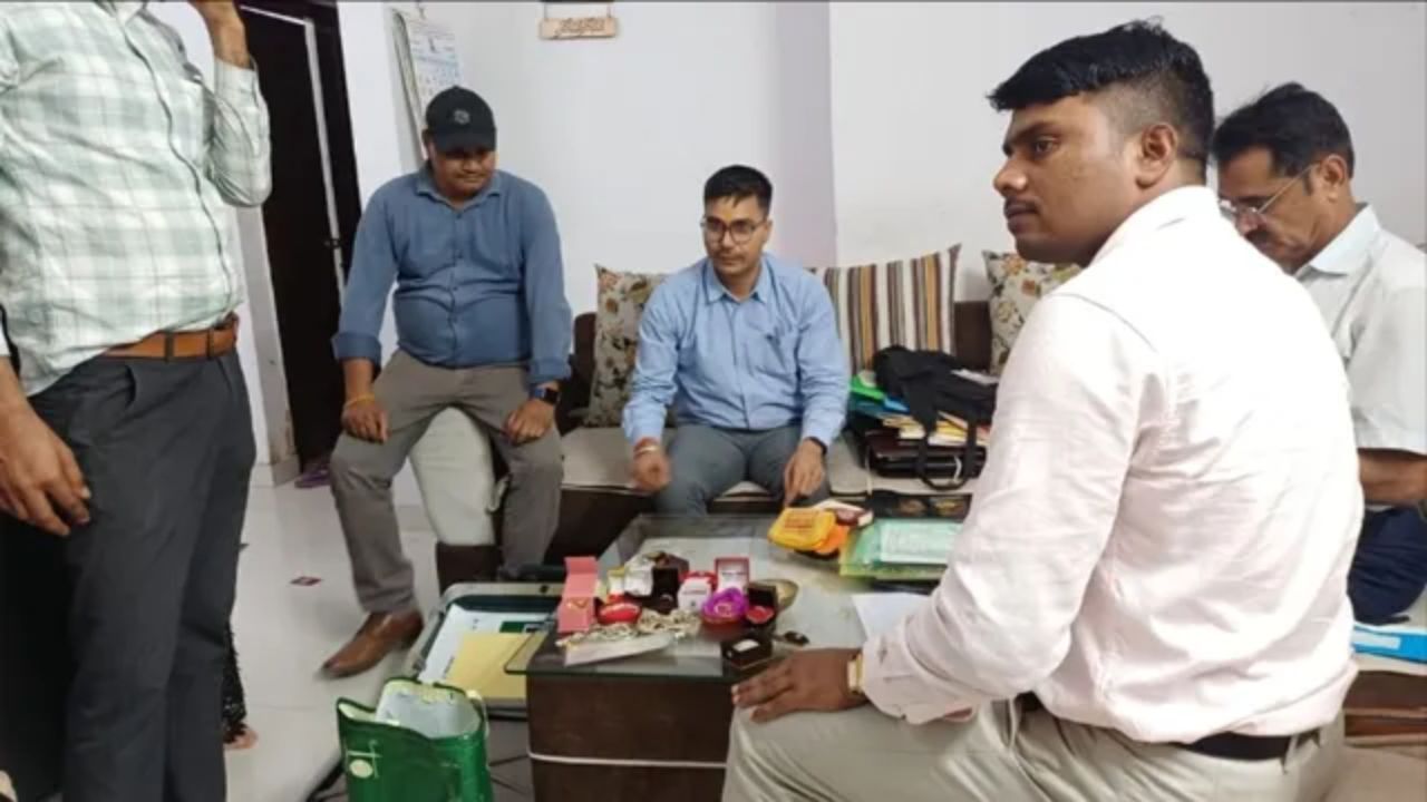 Patna News: सहायक कुलसचिव सनाउल्लाह खान के घर छापा, जेवरात और संपत्तियों के दस्तावेज बरामद