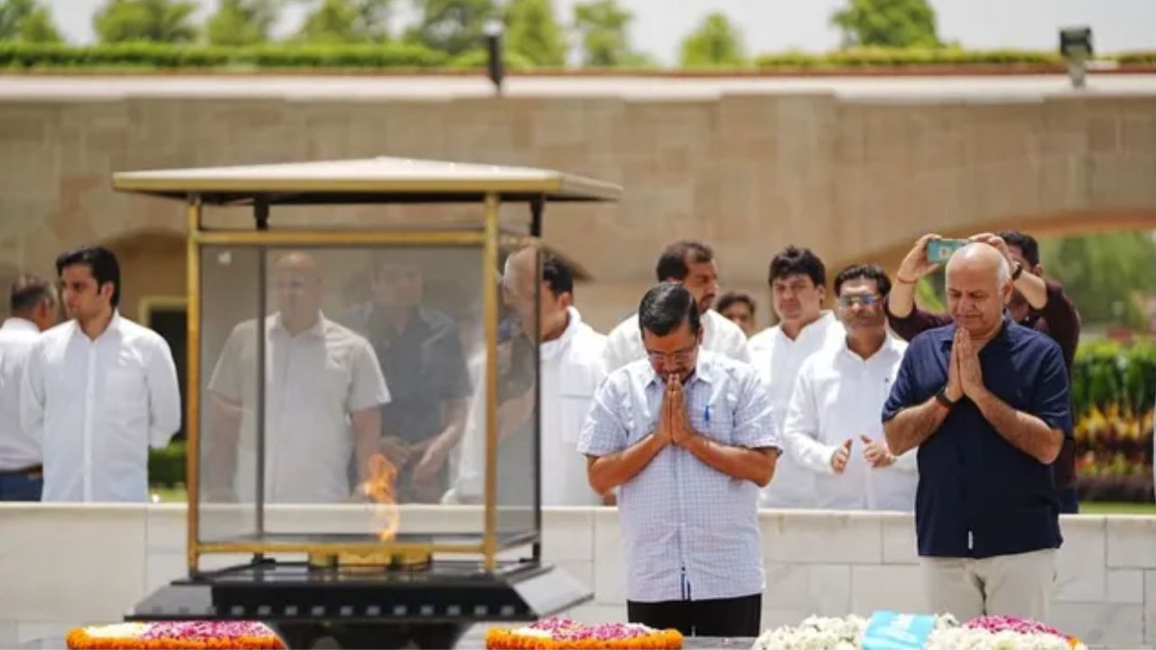 New Delhi: सत्याग्रह की राह पर केजरीवाल; बापू की समाधि पर टेका मत्था, न्यायपालिका पर जताया भरोसा पर आंदोलन का लिया संकल्प