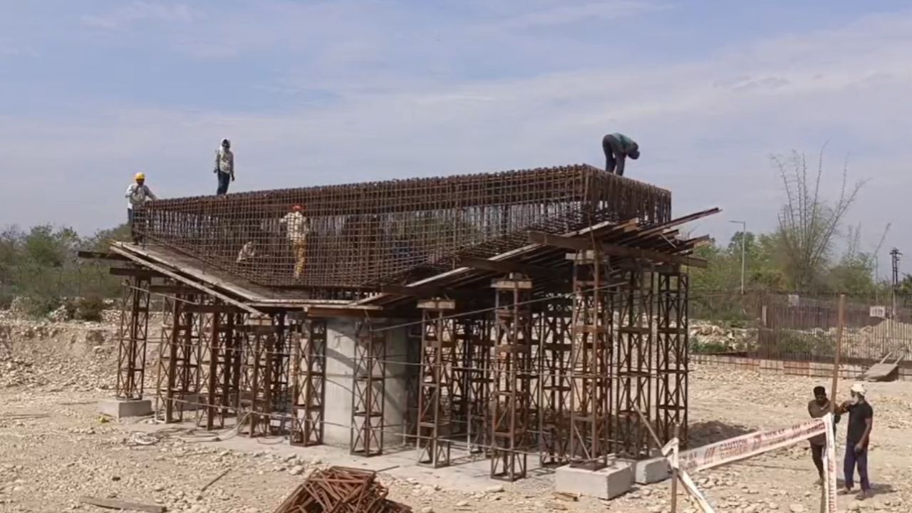 देहरादून में पुल निर्माण अधूरा, तय समयसीमा नजदीक फिर भी आधा काम बाकी, आखिर जिम्मेदार कौन?