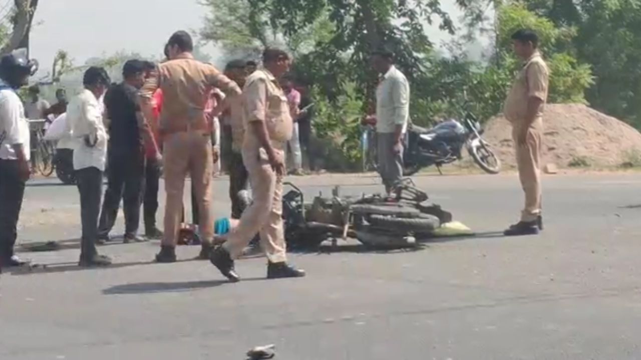 Budaun Road Accident: पिकअप की टक्कर से बाइक सवार युवक की मौत, चालक फरार