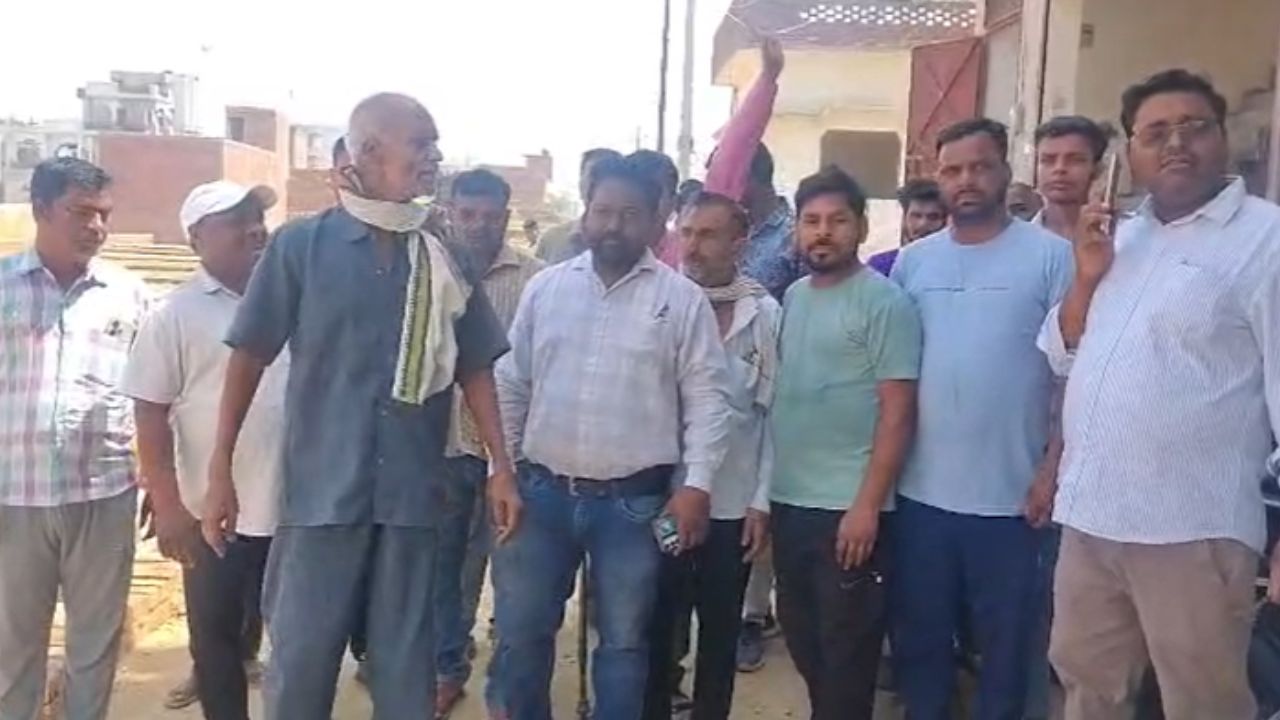 Budaun Land Mafia: बदायूं में भू-माफियाओं का कहर! 350 परिवारों का रास्ता बंद