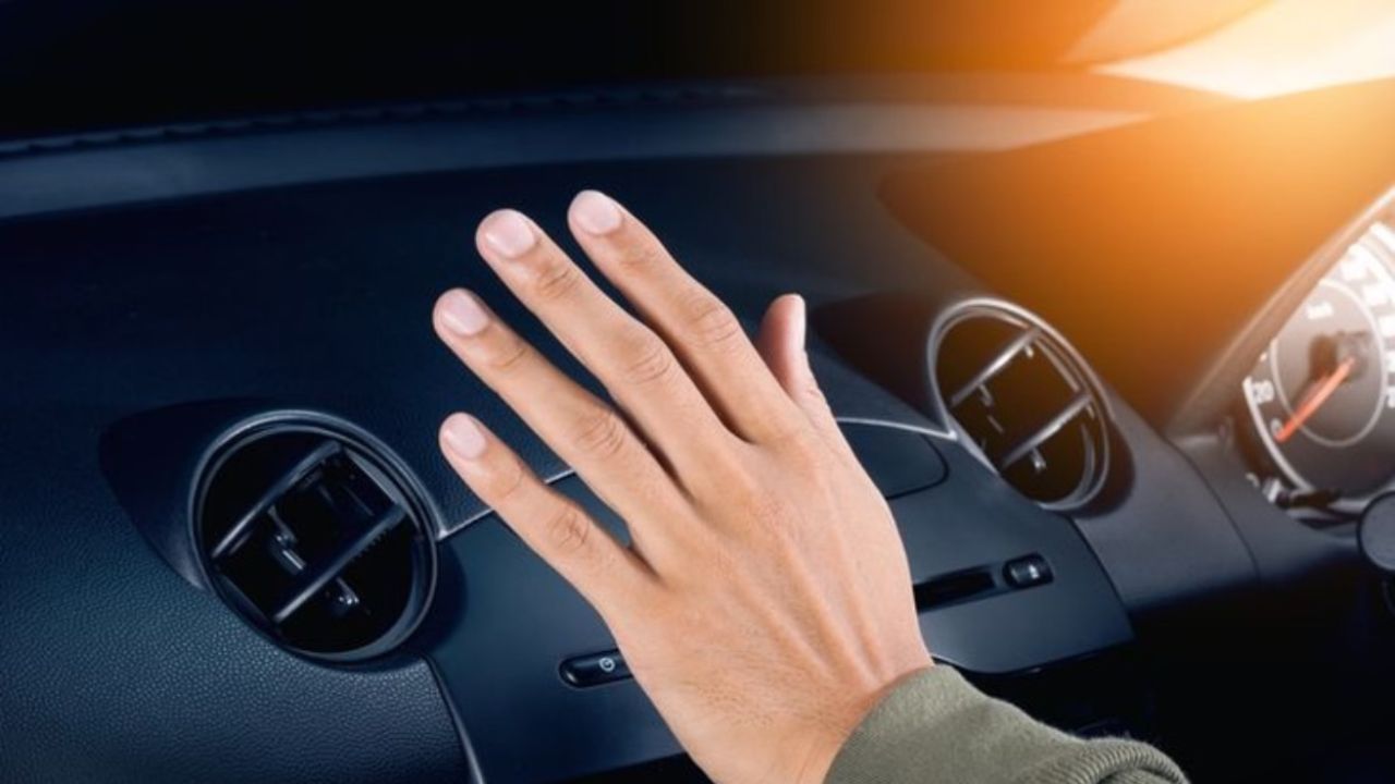 विशेषज्ञों के अनुसार, कार स्टार्ट करने के बाद सबसे पहले सभी शीशे नीचे करके 1 से 2 मिनट तक ब्लोअर फैन चलाना चाहिए, ताकि अंदर की गर्म हवा बाहर निकल जाए। इसके बाद शीशे बंद करके AC चालू करें। इससे कंप्रेसर पर अचानक दबाव नहीं पड़ता और केबिन जल्दी ठंडा होता है। (Img- Internet)