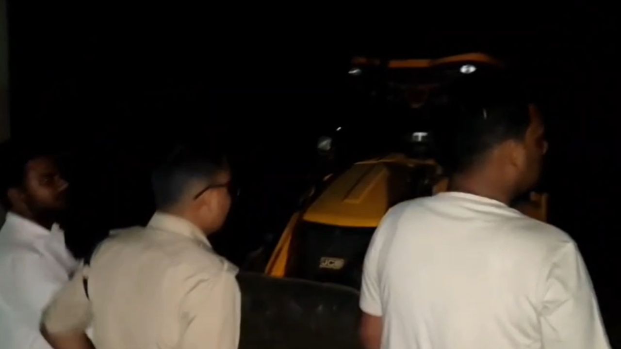 चंदौली में आधी रात बड़ा एक्शन: अवैध खनन पर छापा… 5 ट्रैक्टर और जेसीबी सीज