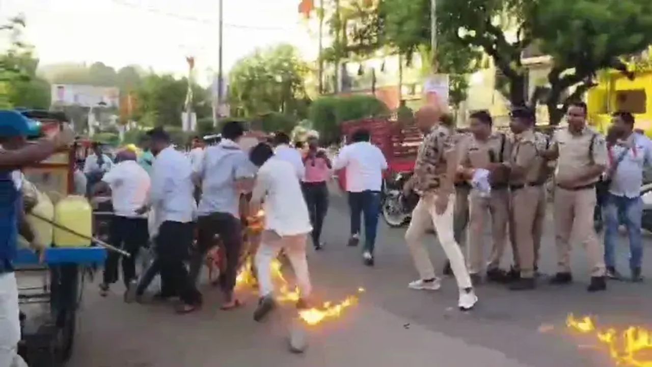 Madhya Pradesh News: छतरपुर में पुतला दहन के दौरान बड़ा हादसा, पढे़ं पूरी खबर