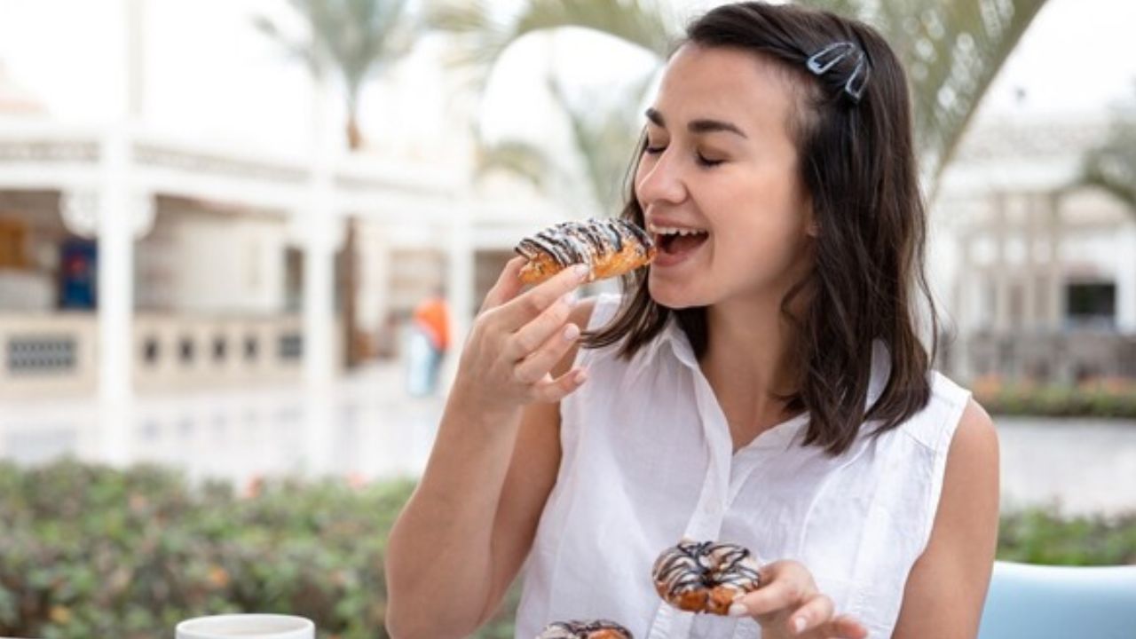 रिपोर्ट के अनुसार, भोजन के अंत में मीठा खाने से पाचन अग्नि कमजोर हो सकती है। आयुर्वेद में अग्नि को पाचन शक्ति का केंद्र माना गया है। जब डेजर्ट या ज्यादा चीनी ली जाती है, तो यह पाचन को धीमा कर सकती है, जिससे गैस, ब्लोटिंग और अपच जैसी समस्याएं उत्पन्न हो सकती हैं।(फोटो सोर्स- इंटरनेट)