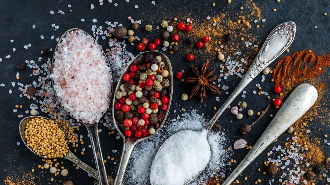 आयुर्वेद कहता है कि भोजन की सही शुरुआत मीठे स्वाद से करनी चाहिए, फिर खट्टा और नमकीन, और अंत में कड़वा, तीखा व कसैला स्वाद लेना चाहिए। इससे पाचन रस बेहतर सक्रिय होते हैं और शरीर के दोष- वात, पित्त और कफ- संतुलित रहते हैं, जिससे पाचन प्रक्रिया सुचारू रूप से चलती है।(फोटो सोर्स- इंटरनेट)