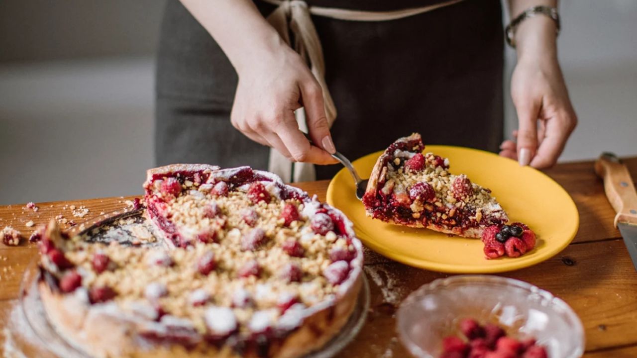 आयुर्वेद में मीठा पूरी तरह हानिकारक नहीं माना गया है, लेकिन सही मात्रा और समय जरूरी है। रिफाइंड शुगर की जगह फल या प्राकृतिक मिठास बेहतर विकल्प हैं। खाने के बाद बार-बार मीठा खाने की इच्छा शरीर में असंतुलन का संकेत हो सकती है, जिसे सही आदतों से नियंत्रित किया जा सकता है।(फोटो सोर्स- इंटरनेट)