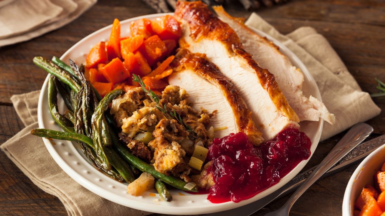 विशेषज्ञों के अनुसार, आधुनिक खानपान भी मीठे की क्रेविंग बढ़ाता है। ज्यादा कार्बोहाइड्रेट या भारी भोजन के बाद शरीर को संतुलन के लिए तुरंत शुगर की जरूरत महसूस होती है। यही कारण है कि दावत या मांसाहारी भोजन के बाद मिठाई खाने की इच्छा अधिक तेज हो जाती है।(फोटो सोर्स- इंटरनेट)