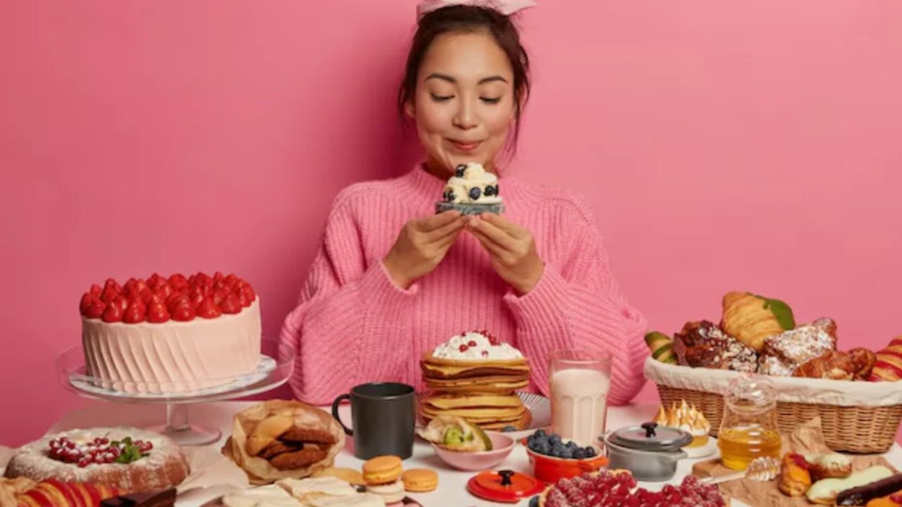 खाना खाने के बाद मीठा खाने की इच्छा कई लोगों में सामान्य रूप से देखी जाती है। आयुर्वेद के अनुसार यह सिर्फ आदत नहीं बल्कि शरीर की पाचन प्रक्रिया और असंतुलन से जुड़ा संकेत हो सकता है। भारी भोजन के बाद शरीर तुरंत ऊर्जा चाहता है, जिससे मिठाई या शुगर की क्रेविंग बढ़ जाती है।(फोटो सोर्स- इंटरनेट)