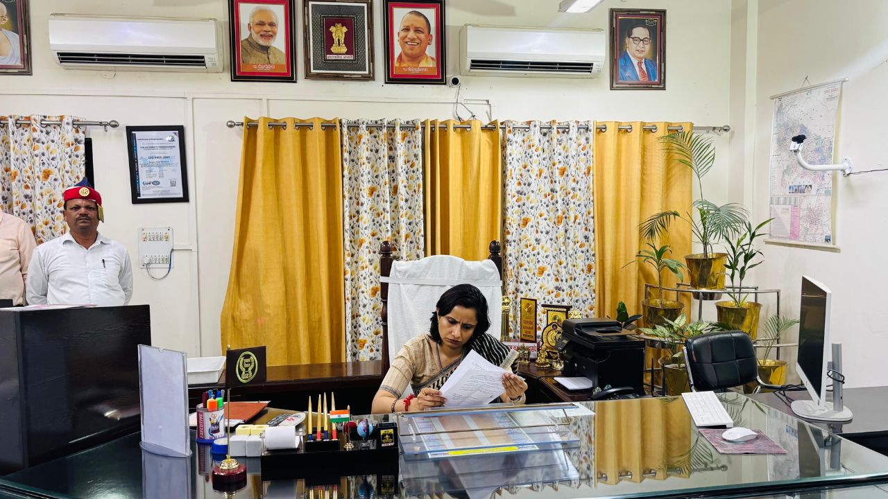 फर्रुखाबाद : पदभार संभालते ही एक्शन मोड में डीएम अंकुर लाठर, अफसरों में मचा हड़कंप