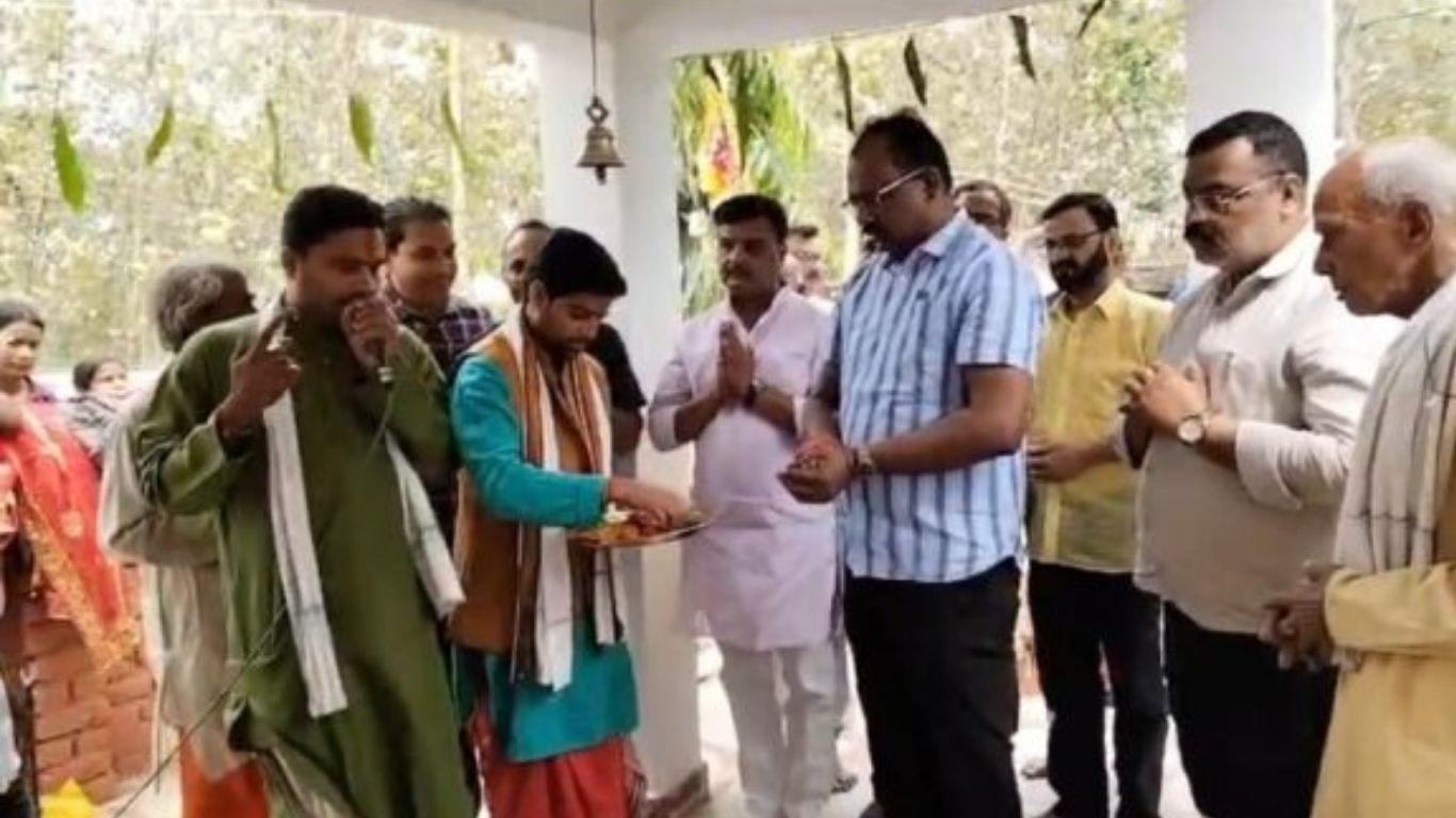 महराजगंज डीएम संतोष कुमार शर्मा ने भैसासूर में किया दौरा, हनुमान मूर्ति की प्राण-प्रतिष्ठा के बाद किसानों से हुई चर्चा