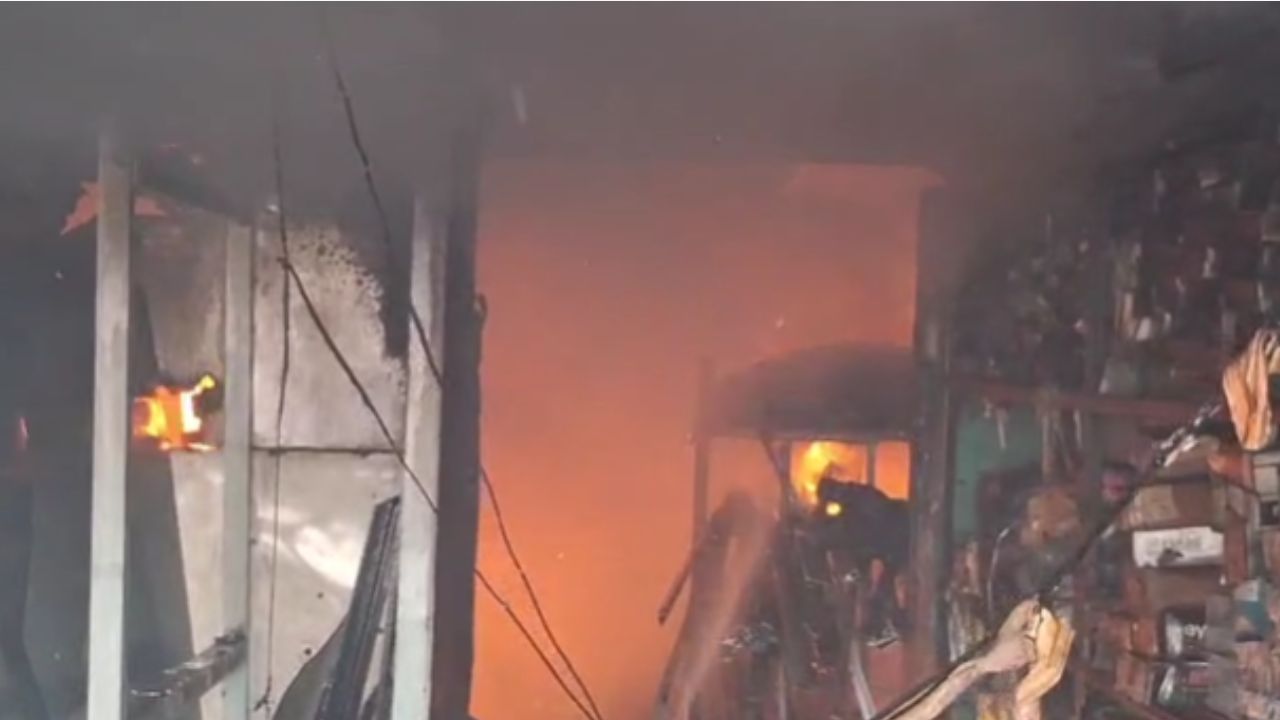 देहरादून में दुकान में भीषण आग, लाखों का माल जलकर राख