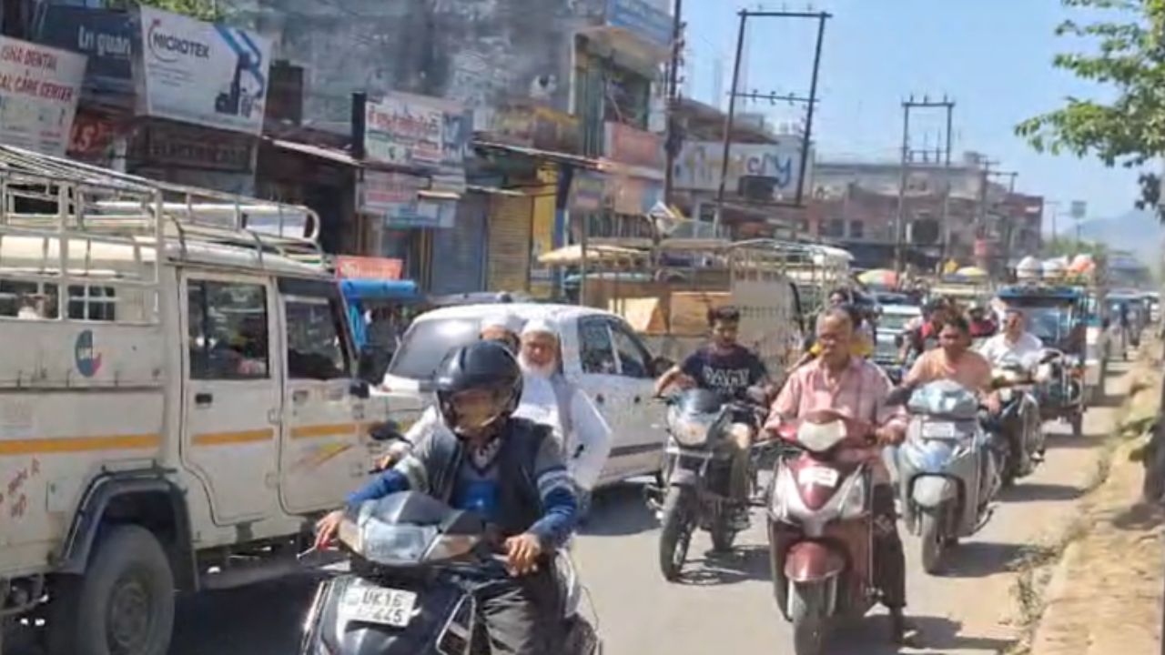 Dehradun: चारधाम यात्रा से पहले विकासनगर की सड़कें बदहाल, प्रशासन पर उठे गंभीर सवाल, जानिये मौजूदा हालात