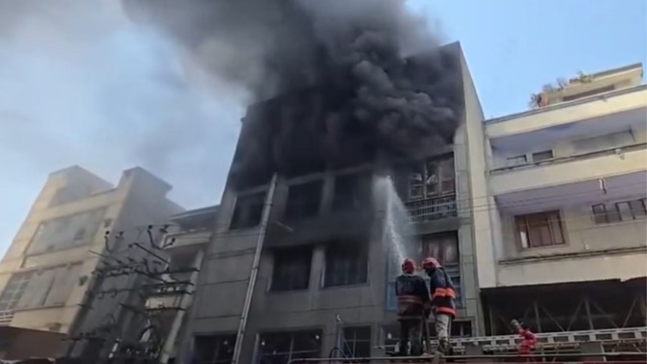 Delhi Fire Incident: नरेला में जूता फैक्टरी में फिर लगी आग